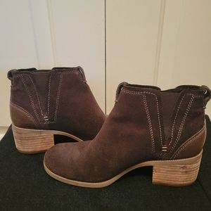 Clarka ankle boot. Brown suede leather. Size 8.